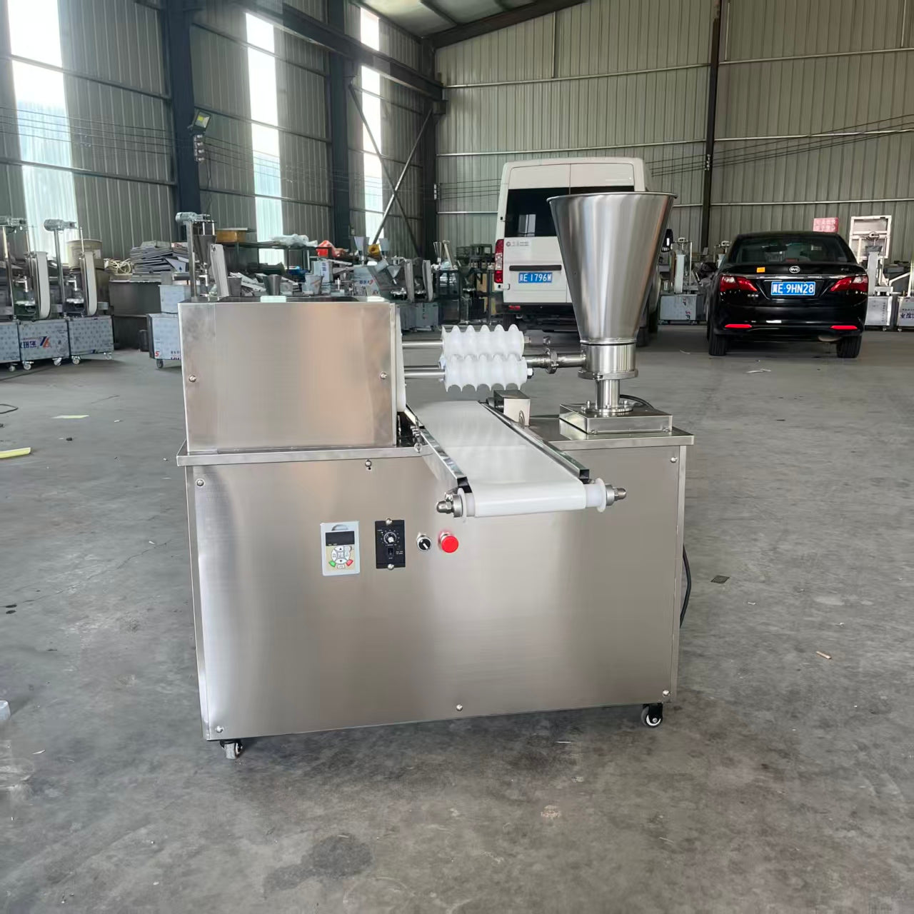Automatic dough ball rounding machine with hopper and conveyor belt